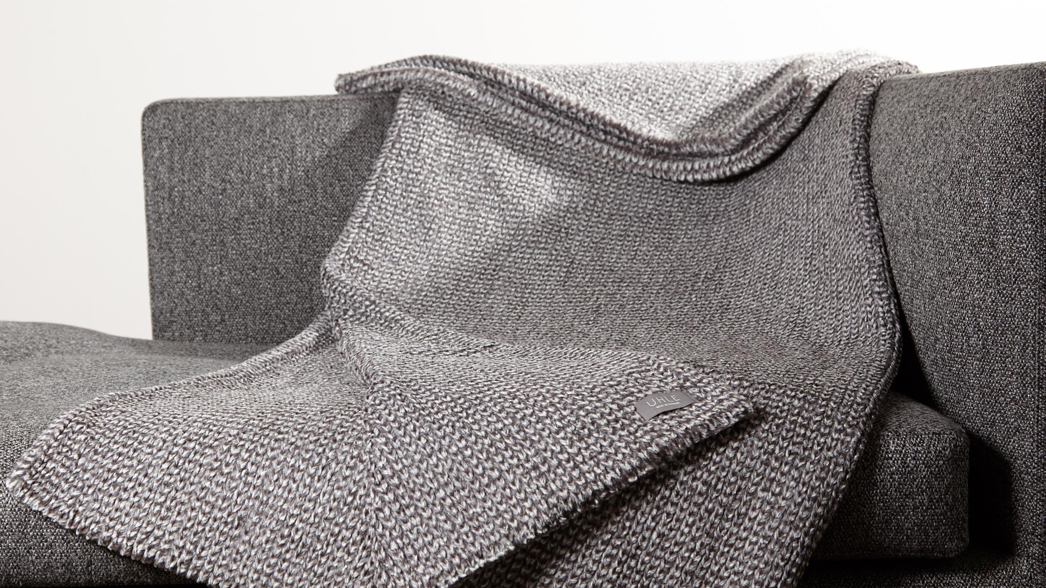 Cortina grau herrlich weiche Webfelldecke Webfelldecke in außergewöhnlicher Strickoptik auf dem Wohnzimmer Sofa