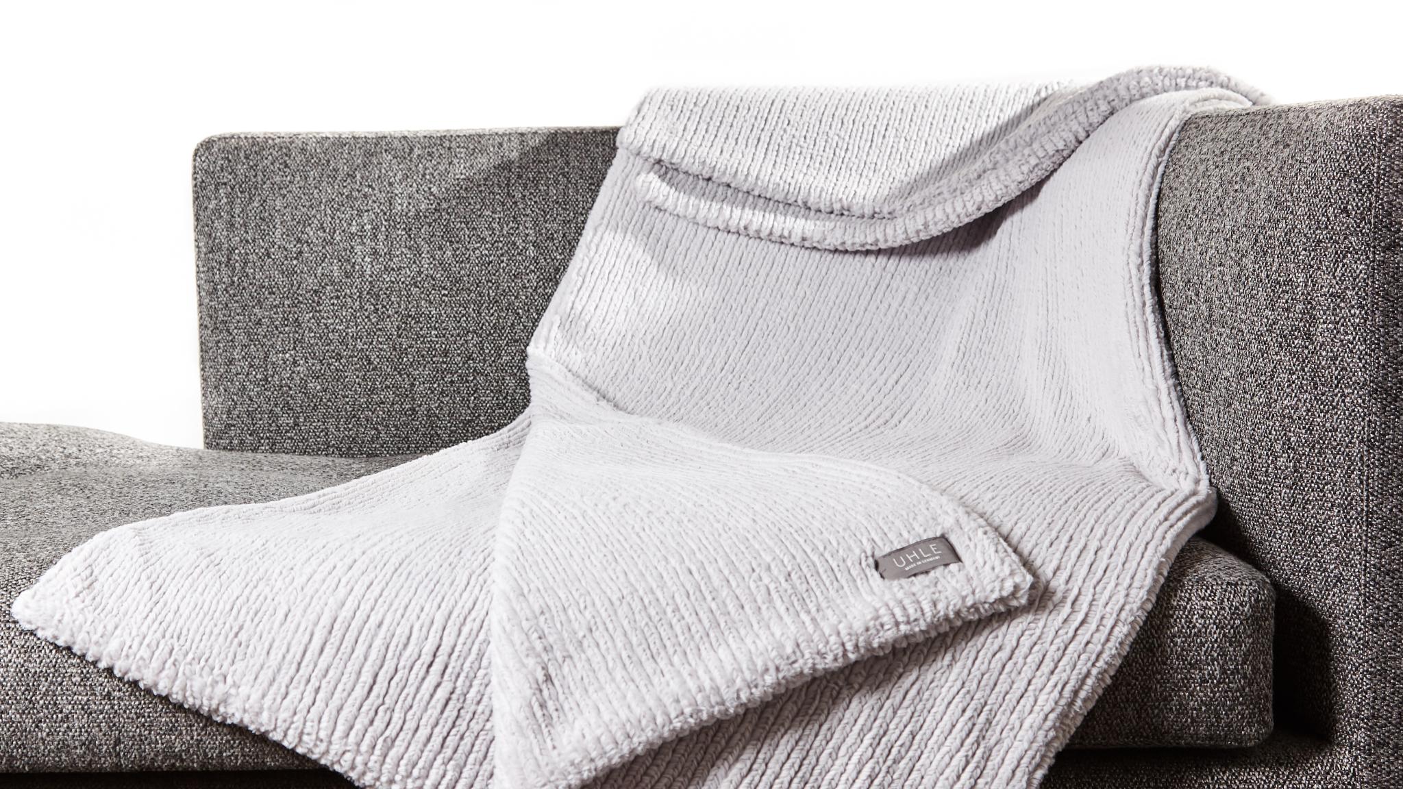 Herrlich weiche kuschlige Webfelldecke Webpelzdecke in Strickoptik doppelseitigf genäht auf Wohnzimmer Sofa