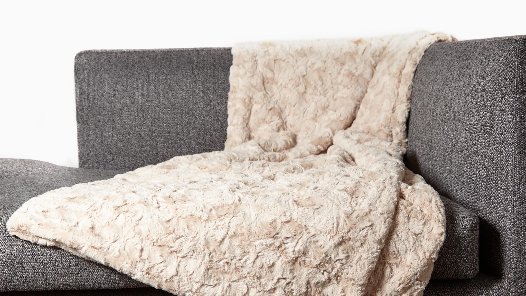 Davos beige hellbraun herrlich weiche kuschlige Webfelldecke Webpelzdecke aus sogenanntem Teddy-Stoff auf Wohnzimmer Sofa