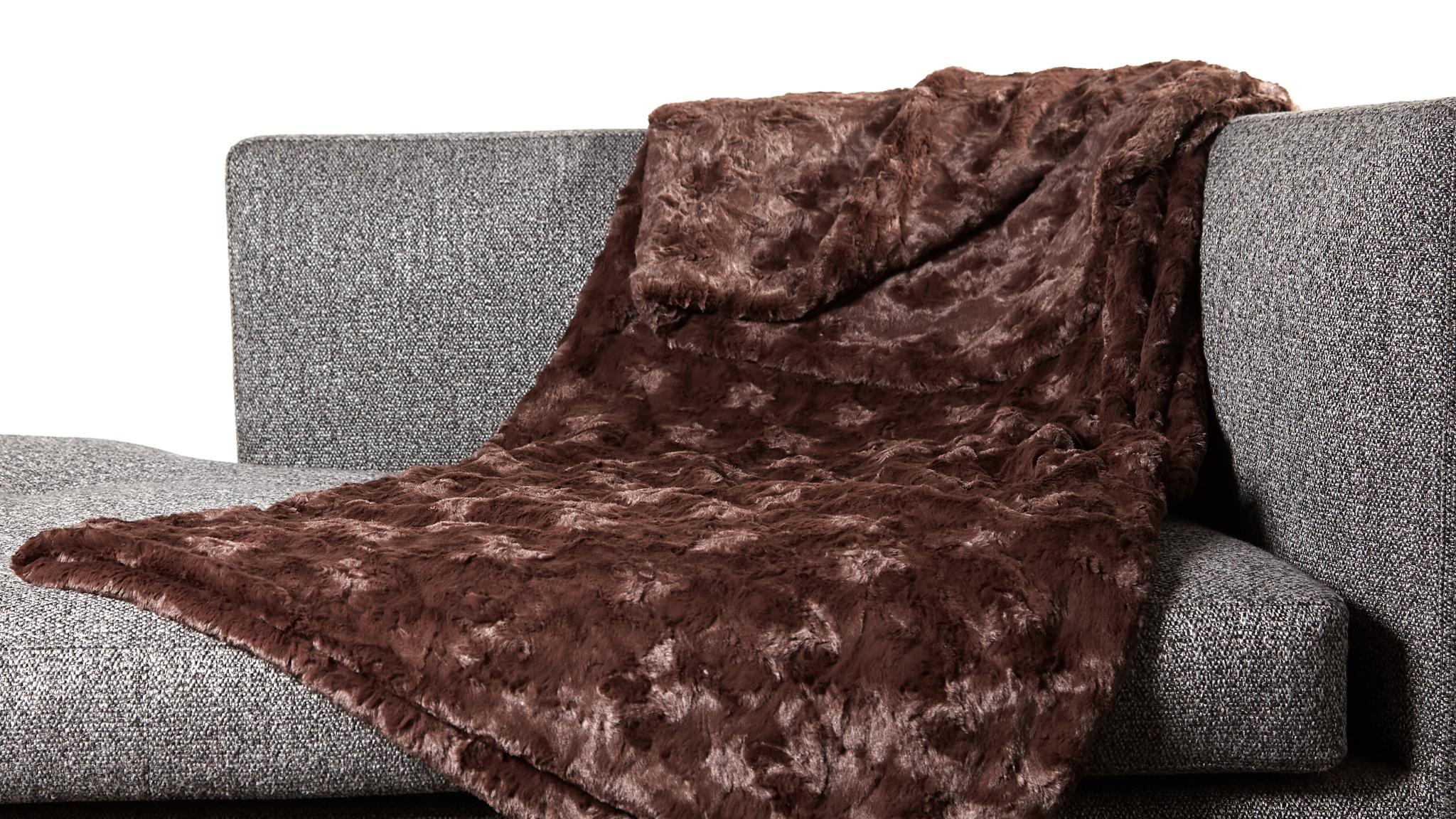 Davos dunkelbraun schoko herrlich weiche kuschlige Webfelldecke Webpelzdecke aus sogenanntem Teddy-Stoff auf Wohnzimmer Sofa