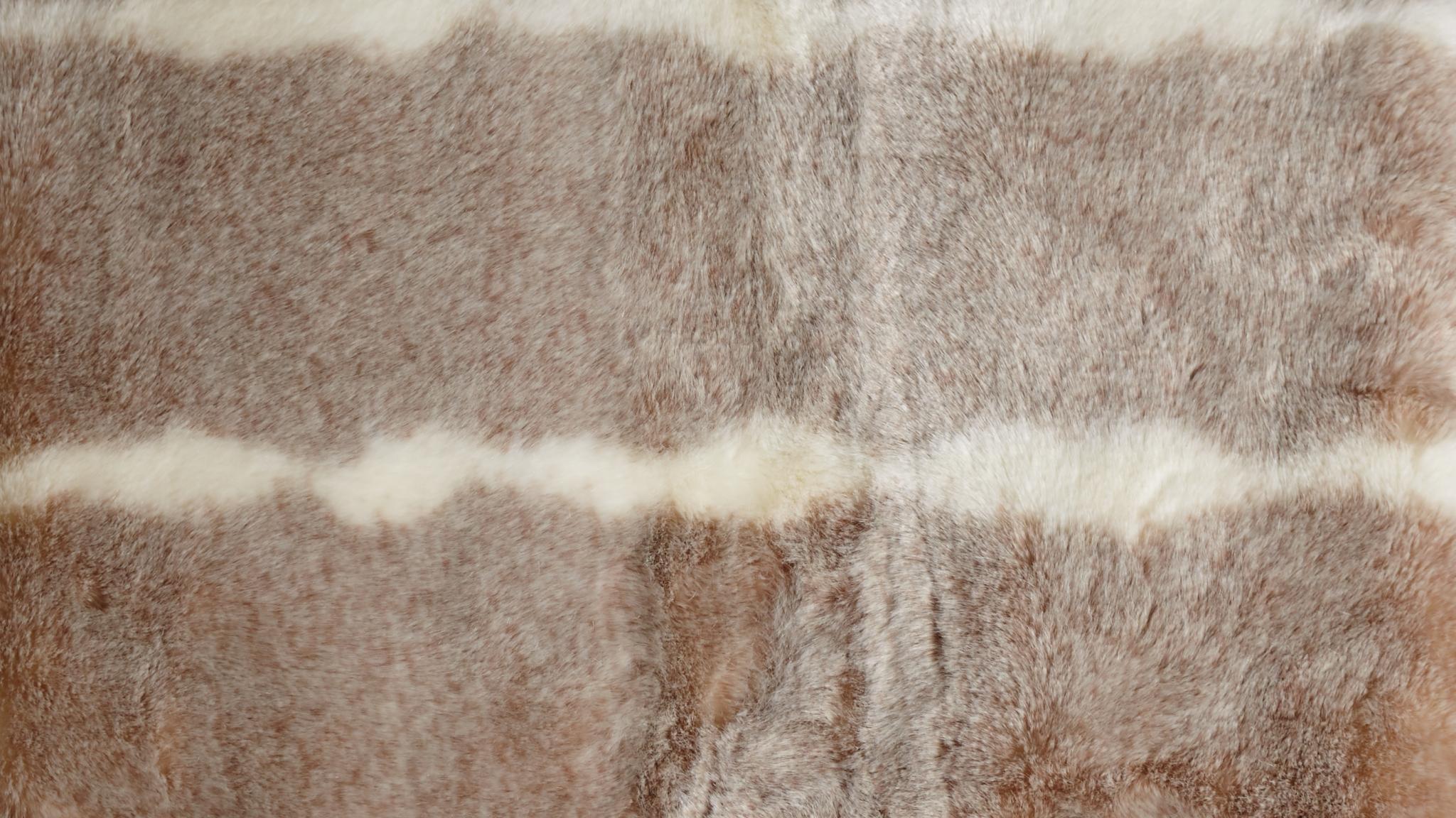 Nahaufnahme Braun weiß Hochflorige Webpelzdecke mit Rückseite aus hochwertiger beiger Schurwolle warm weich kuschlig