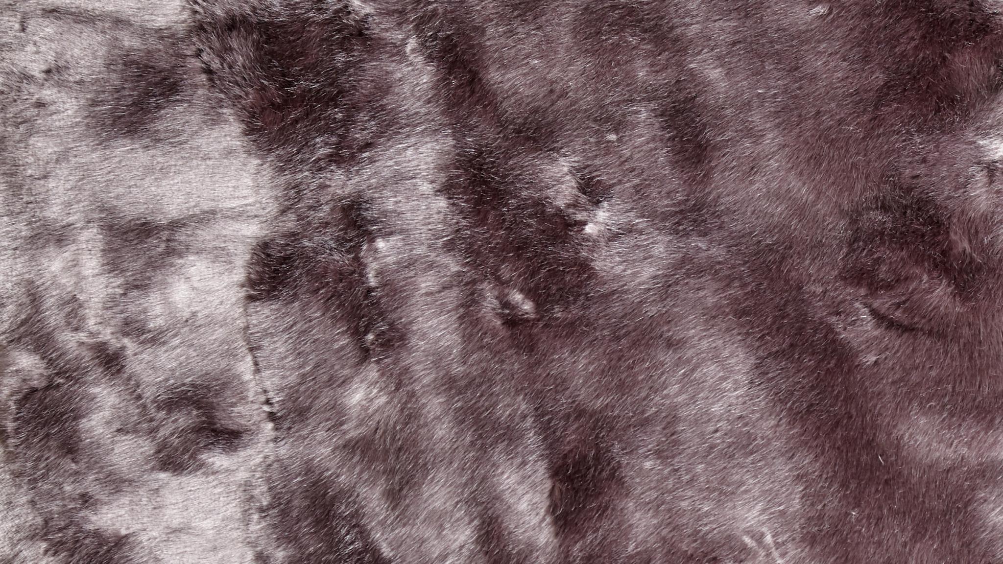 Nahaufnahme Dunkelgrau Hochflorige Webpelzdecke warm sehr weich kuschlig mit Fütterung aus hochwertiger hellgrauer Schurwolle