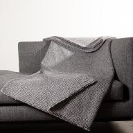 Cortina grau herrlich weiche Webfelldecke Webfelldecke in außergewöhnlicher Strickoptik auf dem Wohnzimmer Sofa