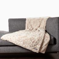 Davos beige hellbraun herrlich weiche kuschlige Webfelldecke Webpelzdecke aus sogenanntem Teddy-Stoff auf Wohnzimmer Sofa