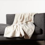 Creme Herrlich weiche kuschlige Webpelzdecke Webfelldecke aus sogenanntem Teddy-Stoff mit Rückseite aus Polarskin auf Wohnzimmer Sofa