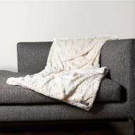 Davos creme Elfenbein herrlich weiche kuschlige Webfelldecke Webpelzdecke aus sogenanntem Teddy-Stoff auf Wohnzimmer Sofa