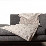 Davos grau hellgrau herrlich weiche kuschlige Webfelldecke Webpelzdecke aus sogenanntem Teddy-Stoff auf Wohnzimmer Sofa
