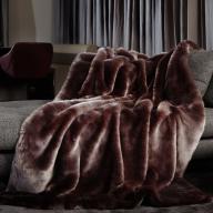 Webpelzdecke Webfelldecke Valluga als exklusive elegante weiche warme schwere Kuscheldecke im Wohnzimmer